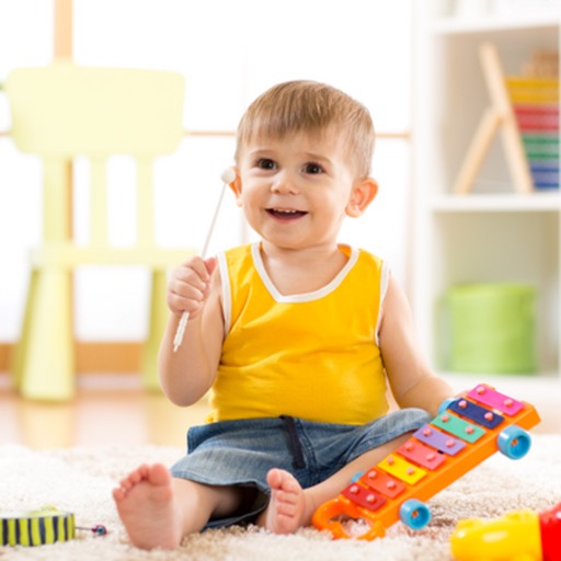 Un très jeune enfant s'amuse avec des instruments de musique